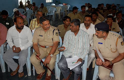 ಕೋಲಾರದಲ್ಲಿ ಮಂಗಳವಾರ ನಡೆದ ಕಾರ್ಯಾಗಾರದಲ್ಲಿ ಖಾಸಗಿ ವಾಹನ ಚಾಲಕರು ಸಂಚಾರ ನಿಯಮಗಳ ಬಗ್ಗೆ ಡಿವೈಎಸ್ಪಿ ಅಬ್ದುಲ್ ಸತ್ತಾರ್ ಅವರಿಂದ ಮಾಹಿತಿ ಪಡೆದರು.