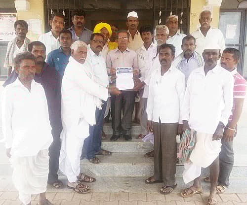 ಈರುಳ್ಳಿ ಬೆಳೆಗೆ ಪರಿಹಾರ ನೀಡುವಂತೆ ರೋಣದಲ್ಲಿ ದಲಿತ ಸಂಘರ್ಷ ಸಮಿತಿ ಸದಸ್ಯರು, ರೈತರು ಉಪ ತಹಶೀಲ್ದಾರರಿಗೆ ಮನವಿ ಸಲ್ಲಿಸಿದರು