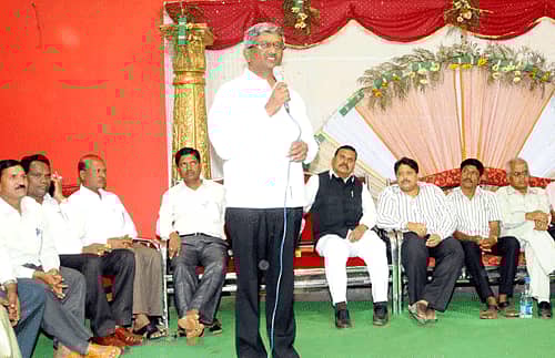 ಬಸವಕಲ್ಯಾಣ ತಾಲ್ಲೂಕಿನ ಹುಲಸೂರ ಗುರುಬಸವೇಶ್ವರ ಸಂಸ್ಥಾನ ಮಠದಲ್ಲಿ ಬುಧವಾರ ನಡೆದ ಜಿಲ್ಲಾ ಶರಣ ಸಾಹಿತ್ಯ ಸಮ್ಮೇಳನದ ಎರಡನೆ ದಿನದ ಪ್ರಥಮ ಗೋಷ್ಠಿಯಲ್ಲಿ ಪ್ರಾಧ್ಯಾಪಕ ಡಾ.ಬಸವರಾಜ ಬಲ್ಲೂರ ಮಾತನಾಡಿದರು