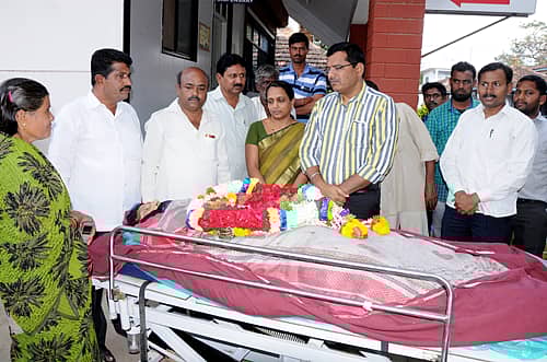 ಹಿರಿಯ ರಂಗಭೂಮಿ ಕಲಾವಿದೆ ಮುಮ್ತಾಜ್ ಬೇಗಂ ಶೇಖ್ (ಲಲಿತಮ್ಮ) ಅವರ ಪಾರ್ಥಿವ ಶರೀರಕ್ಕೆ ಗದಗ ಉಪವಿಭಾಗಾಧಿಕಾರಿ ಪಿ.ಎಸ್. ಮಂಜುನಾಥ ಮತ್ತು ಕನ್ನಡ ಮತ್ತು ಸಂಸ್ಕೃತಿ ಇಲಾಖೆ ಸಹಾಯಕ ನಿರ್ದೇಶಕಿ ಬನಶಂಕರಿ ಅವರು ಮಾಲಾರ್ಪಣೆ ಮಾಡಿ ಅಂತಿಮ ನಮನ ಸಲ್ಲಿಸಿದರು