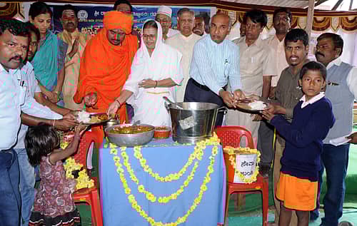 ಆಧ್ಯಾತ್ಮ ವಿದ್ಯಾಶ್ರಮದ ನೀಲಮ್ಮತಾಯಿ ಅಸುಂಡಿ  ಪ್ರಸಾದ ನೀಡಿದರು. ಪಿ.ಎಚ್.ಕಬಾಡಿ, ಈಶ್ವರಾನಂದ ಸ್ವಾಮೀಜಿ, ಶಿವಲೀಲಾ ಅಕ್ಕಿ, ಜಿ.ಬಿ.ಪಲ್ಲೇದ, ಕೃಷ್ಣಾರಾಜ ಹೆಬಸೂರ, ಗಂಗಣ್ಣ ಕೋಟಿ ಇದ್ದಾರೆ