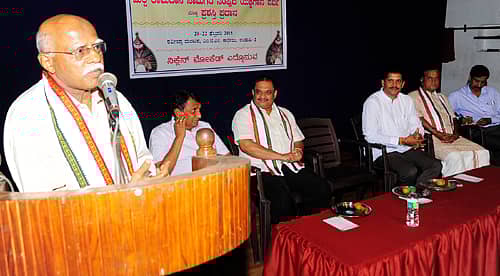 ಉಡುಪಿಯ ಎಂಜಿಎಂ ಕಾಲೇಜಿನ ನೂತನ ರವೀಂದ್ರ ಮಂಟಪದಲ್ಲಿ ಶುಕ್ರವಾರ ನಡೆದ ಮಲ್ಪೆ ರಾಮದಾಸ ಸಾಮಗರ ಸಂಸ್ಮರಣಾರ್ಥ ಯಕ್ಷಗಾನ ಹಬ್ಬದ ಉದ್ಘಾಟನಾ ಕಾರ್ಯಕ್ರದಲ್ಲಿ ಯಕ್ಷಗಾನ ಕೇಂದ್ರದ ನಿರ್ದೇಶಕ ಪ್ರೊ. ಹೆರಂಜೆ ಕೃಷ್ಣ ಭಟ್ ಮಾತನಾಡಿದರು. ಪ್ರಜಾವಾಣಿ ಚಿತ್ರ