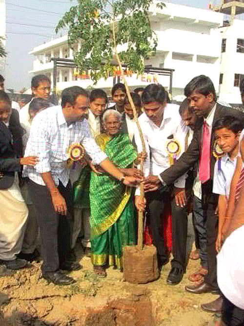ಲಕ್ಷಸಸಿ ನೆಡುವ ಸಂಕಲ್ಪಕ್ಕೆ ಚಾಲನೆ ನೀಡಿದ ಸಾಲುಮರದ ತಿಮ್ಮಕ್ಕ