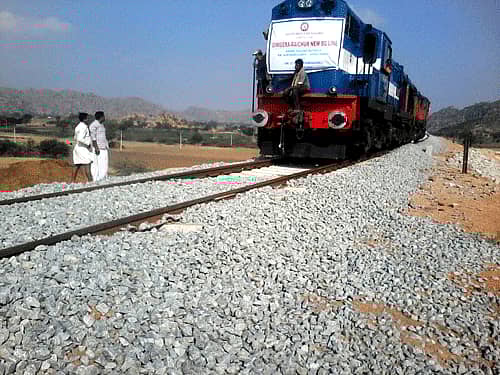 ಗಂಗಾವತಿ ತಾಲ್ಲೂಕಿನ ಚಿಕ್ಕಬೆಣಕಲ್ ಗ್ರಾಮದವರೆಗೆ ಪರೀಕ್ಷಾರ್ಥವಾಗಿ ಗುರುವಾರ ರೈಲು ಸಂಚಾರ ನಡೆಸಲಾಯಿತು