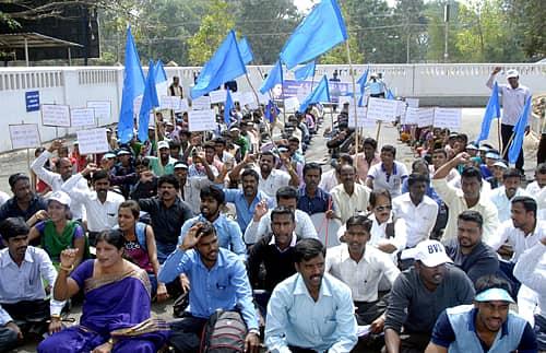 ಖಾಸಗಿ ವಲಯದಲ್ಲೂ ಮೀಸಲಾತಿ ನಿಗದಿಪಡಿಸಲು ಆಗ್ರಹಿಸಿ ಬಹುಜನ ವಿದ್ಯಾರ್ಥಿ ಸಂಘದ ಕಾರ್ಯಕರ್ತರು ಗುರುವಾರ ಜಿಲ್ಲಾಧಿಕಾರಿ ಕಚೇರಿ ಬಳಿ ಪ್ರತಿಭಟಿಸಿದರು