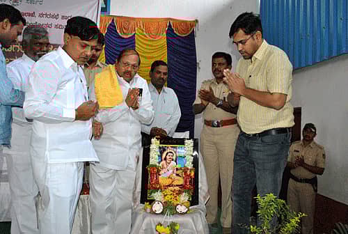 ಯಾದಗಿರಿಯ ವಿದ್ಯಾಮಂಗಲ ಕಾರ್ಯಾಲಯದಲ್ಲಿ ಗುರುವಾರ ಅಂಬಿಗರ ಚೌಡಯ್ಯನ ಭಾವಚಿತ್ರಕ್ಕೆ ಸಚಿವ ಬಾಬುರಾವ ಚಿಂಚನಸೂರ ಪೂಜೆ ಸಲ್ಲಿಸಿದರು