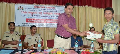 ಪ್ರಾದೇಶಿಕ ಸಾರಿಗೆ ಅಧಿಕಾರಿ ಬಿ.ಪಿ. ಉಮಾಶಂಕರ್ ಅವರು ಚಿತ್ರಕಲಾ ಸ್ಪರ್ಧೆಯಲ್ಲಿ ಪ್ರಥಮ ಸ್ಥಾನ ಗಳಿಸಿರುವ ವಿದ್ಯಾರ್ಥಿ ಯಶ್ ಗೋಡೆ ಅವರಿಗೆ ಬೆಳಗಾವಿಯಲ್ಲಿ ಶುಕ್ರವಾರ ನಡೆದ ಸಮಾರಂಭದಲ್ಲಿ ಬಹುಮಾನ ವಿತರಿಸಿದರು. ಡಿಸಿಪಿ ಅಮರನಾಥ ರೆಡ್ಡಿ, ಎಎಸ್ಪಿ ರವೀಂದ್ರ ಗಡಾದಿ ಇದ್ದಾರೆ