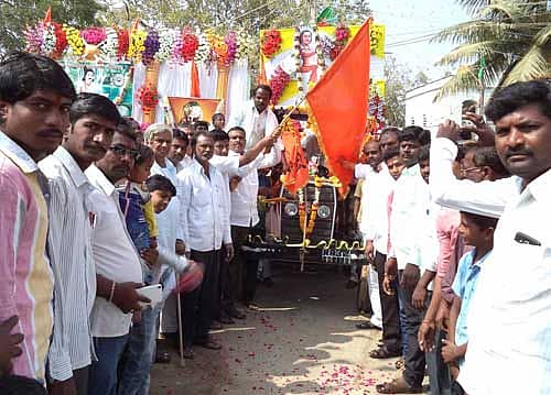 ಚಿತ್ತಾಪುರ ತಾಲ್ಲೂಕು ನಾಲವಾರ ಗ್ರಾಮದಲ್ಲಿ ಕೋಲಿ ಸಮಾಜದ ವತಿಯಿಂದ ನಿಜ ಶರಣ ಅಂಬಿಗರ ಚೌಡಯ್ಯ ಜಯಂತಿ ಅದ್ದೂರಿಯಾಗಿ ಗುರುವಾರ ಆಚರಣೆ ಮಾಡಲಾಯಿತು