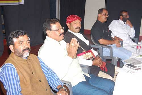 ಮಡಿಕೇರಿಯಲ್ಲಿ ಶುಕ್ರವಾರ ನಡೆದ ‘ಟಿಪ್ಪು ಮತ್ತು ಕೊಡವರು’ ಕೃತಿಯ ಮಂಥನ ಕಾರ್ಯಕ್ರಮದಲ್ಲಿ (ಎಡದಿಂದ) ಅಡ್ಡಂಡ ಕಾರ್ಯಪ್ಪ, ಬಿಜೆಪಿ ಜಿಲ್ಲಾ ಘಟಕ ಅಧ್ಯಕ್ಷ ಸುಜಾ ಕುಶಾಲಪ್ಪ, ಸಿಎನ್ಸಿ ಅಧ್ಯಕ್ಷ ಎನ್.ಯು. ನಾಚಪ್ಪ ಇದ್ದಾರೆ