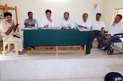 ಶ್ರೀರಂಗಪಟ್ಟಣ ತಾಲ್ಲೂಕು ಪಂಚಾಯಿತಿ ಸಭಾಂಗಣದಲ್ಲಿ, ಜಿಲ್ಲಾ ಮತ್ತು ತಾಲ್ಲೂಕು ಪಂಚಾಯಿತಿ ಚುನಾವಣೆ  ಕಾರಣ ಶುಕ್ರವಾರ ನಡೆದ ಅಧಿಕಾರಿಗಳ ಸಭೆಯಲ್ಲಿ ಜಿಲ್ಲಾ ಪಂಚಾಯಿತಿ ಚುನಾವಣಾ ಕ್ಷೇತ್ರಗಳ ಚುನಾವಣಾಧಿಕಾರಿ ರಮಣರೆಡ್ಡಿ ಮಾತನಾಡಿದರು