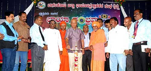 ಬಾಗಲಕೋಟೆಯ ಗೌರಿಶಂಕರ ಕಲ್ಯಾಣಮಂಟಪದಲ್ಲಿ ಜಿಲ್ಲಾ ಛಾಯಾಚಿತ್ರಗ್ರಾಹಕರ ಸಂಘದಿಂದ ಏರ್ಪಡಿಸಿದ್ದ ‘ಛಾಯಾಸಂಭ್ರಮ’ವನ್ನು ಜಿಲ್ಲಾ ಉಸ್ತುವಾರಿ ಸಚಿವ ಎಸ್.ಆರ್.ಪಾಟೀಲ ಉದ್ಘಾಟಿಸಿದರು