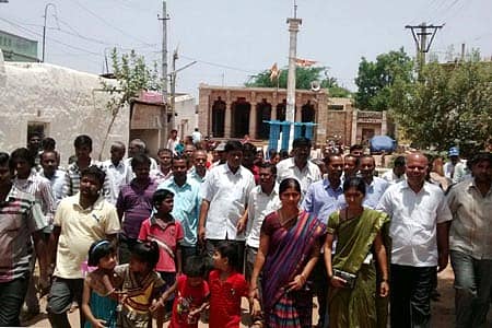 ಹನುಮಸಾಗರ ರೈತ ಸಂಪರ್ಕ ಕೇಂದ್ರದಲ್ಲಿ ಬುಧವಾರ ಬಿತ್ತನೆ ಬೀಜಗಳನ್ನು ಪಡೆಯುವುದಕ್ಕಾಗಿ ರೈತರು ಮುಗಿ ಬಿದ್ದಿದ್ದರು