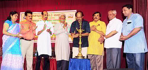 ಉಡುಪಿ ಎಂಜಿಎಂ ನೂತನ ರವೀಂದ್ರ ಮಂಟಪದಲ್ಲಿ ಭಾನುವಾರ ನಡೆದ ಮಕ್ಕಳ ನಾಟಕ ಸಾಹಿತ್ಯ ಗೋಷ್ಠಿ ಮತ್ತು ಮಕ್ಕಳ ಹಾಗೂ ಯುವ ಕವಿಗೋಷ್ಠಿಯನ್ನು ಹಿರಿಯ ಕವಿ ಎಚ್‌. ಡುಂಡಿರಾಜ್‌ ಉದ್ಘಾಟಿಸಿದರು.  ಪ್ರಜಾವಾಣಿ ಚಿತ್ರ