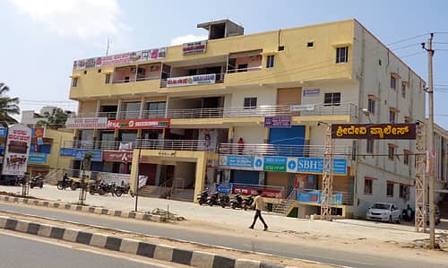 ಚಿಕ್ಕಬಳ್ಳಾಪುರ ಹೊರವಲಯದ ಬಿ.ಬಿ. ರಸ್ತೆ ಬದಿಯಲ್ಲಿ ನಿರ್ಮಾಣಗೊಂಡಿರುವ ಬೃಹತ್ ವಾಣಿಜ್ಯ ಸಂಕೀರ್ಣ.