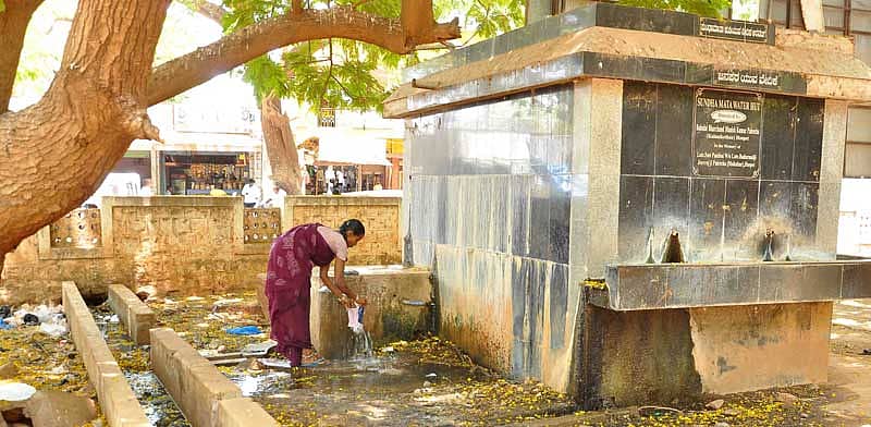 ಶುದ್ಧ ಕುಡಿಯುವ ನೀರಿನ ಘಟಕದ ಬಳಿ ಸ್ವಚ್ಛತೆ ಕಾರ್ಯ ಮಾಡುತ್ತಿರುವುದು