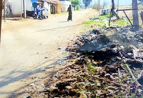 ಕೊಳ್ಳೇಗಾಲ ತಾಲ್ಲೂಕಿನ ಚಿಕ್ಕಲ್ಲೂರು ಗ್ರಾಮದ ಬೀದಿಯಲ್ಲಿ ಕಸ ಎಸೆದಿರುವುದು