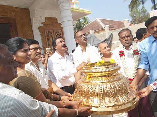 ನರಸಿಂಹರಾಜಪುರದಲ್ಲಿ ನೂತನವಾಗಿ ನಿರ್ಮಿಸುತ್ತಿರುವ ಶ್ರೀಕೋಟೆ ಮಾರಿಕಾಂಬ ದೇವಸ್ಥಾನದ ಮುಂಭಾಗದ ದೀಪಸ್ತಂಭಕ್ಕೆ ಚಿನ್ನದ ಲೇಪನ ಅಳವಡಿಸುವ ಕಾರ್ಯಕ್ಕೆ ಶನಿವಾರ ವಿಧಾನ ಪರಿಷತ್ ಸದಸ್ಯ ಎಂ.ಶ್ರೀನಿವಾಸ್ ಚಾಲನೆ ನೀಡಿದರು.