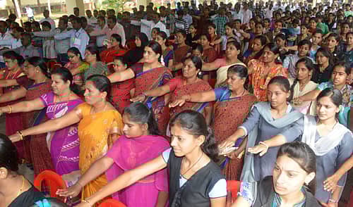 ಮಂಡ್ಯದಲ್ಲಿ ಸೋಮವಾರ ರಾಷ್ಟ್ರೀಯ ಮತದಾರರ ದಿನ ಕಾರ್ಯಕ್ರಮದಲ್ಲಿ ಮತದಾರರು ಪ್ರತಿಜ್ಞಾವಿಧಿ ಸ್ವೀಕರಿಸಿದರು