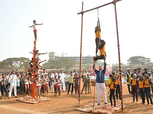 ಬೀದರ್ನ ನೆಹರೂ ಕ್ರೀಡಾಂಗಣದಲ್ಲಿ ಮಂಗಳವಾರ ನಡೆದ ಗಣರಾಜ್ಯೋತ್ಸವ ಕಾರ್ಯಕ್ರಮದಲ್ಲಿ ಭಾಲ್ಕಿ ತಾಲ್ಲೂಕಿನ ಕರಡ್ಯಾಳದ ಶ್ರೀ ಚನ್ನಬಸವೇಶ್ವರ ಗುರುಕುಲ ವಸತಿ ಶಾಲೆಯ ಬಾಲಕರು ಸ್ಥಿರ ಮಲ್ಲಗಂಬ ಮತ್ತು ಬಾಲಕಿಯರು ರೋಪ್ ಮಲ್ಲಗಂಬ ಪ್ರದರ್ಶನ ನೀಡಿದರು