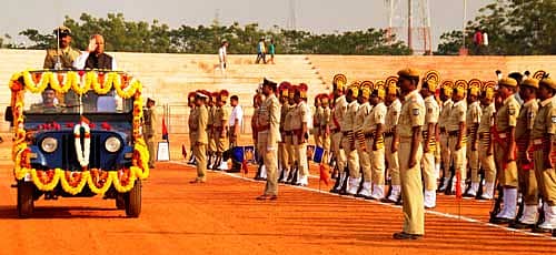 ಬಾಗಲಕೋಟೆ ಜಿಲ್ಲಾ ಕ್ರೀಡಾಂಗಣದಲ್ಲಿ ಮಂಗಳವಾರ ಜಿಲ್ಲಾಡಳಿತದ ವತಿಯಿಂದ ಹಮ್ಮಿಕೊಂಡಿದ್ದ ಗಣರಾಜ್ಯೋತ್ಸವದಲ್ಲಿ ಸಚಿವ ಎಸ್‌.ಆರ್‌.ಪಾಟೀಲ ಗೌರವ ವಂದನೆ ಸ್ವೀಕರಿಸಿದರು