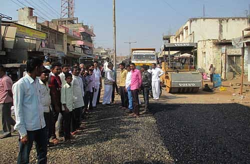 ಮುದ್ದೇಬಿಹಾಳದಲ್ಲಿ ನಗರೋತ್ಥಾನ ಯೋಜನೆಯಡಿಯಲ್ಲಿ ನಡೆದಿರುವ ರಸ್ತೆ ನಿರ್ಮಾಣ ಕಾಮಗಾರಿಯನ್ನು ಗುಣಮಟ್ಟದಿಂದ ಮಾಡುವಂತೆ ಆಗ್ರಹಿಸಿ ಮಂಗಳವಾರ ವ್ಯಾಪಾರಸ್ಥರು ಪುರಸಭೆ ಮುಖ್ಯಾಧಿಕಾರಿಗೆ ಮುತ್ತಿಗೆ ಹಾಕಿದರು