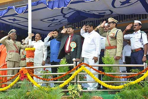 ಚಿಕ್ಕಬಳ್ಳಾಪುರದಲ್ಲಿ ಮಂಗಳವಾರ ನಡೆದ ಗಣರಾಜ್ಯೋತ್ಸವ ದಿನಾಚರಣೆ ಕಾರ್ಯಕ್ರಮದಲ್ಲಿ ಸಚಿವ ರೋಷನ್ ಬೇಗ್, ಶಾಸಕ ಡಾ.ಕೆ.ಸುಧಾಕರ್, ಜಿಲ್ಲಾಧಿಕಾರಿ ಡಾ. ಎಂ.ವಿ.ವೆಂಕಟೇಶ್, ನಗರಸಭೆ ಅಧ್ಯಕ್ಷ ಕೆ.ವಿ.ಮಂಜುನಾಥ್, ಡಿವೈಎಸ್ಪಿ ಎಂ.ಎಲ್.ಪುರುಷೋತ್ತಮ ಪಾಲ್ಗೊಂಡಿದ್ದರು