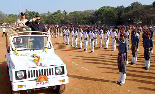 ಚಿಕ್ಕಮಗಳೂರು ನಗರದ ನೇತಾಜಿ ಸುಭಾಷ್ಚಂದ್ರ ಬೋಸ್ ಕ್ರೀಡಾಂಗಣದಲ್ಲಿ ಮಂಗಳವಾರ ಜಿಲ್ಲಾಡಳಿತ ಏರ್ಪಡಿಸಿದ್ದ ಗಣರಾಜ್ಯೋತ್ಸವದಲ್ಲಿ ಧ್ವಜಾರೋಹಣ ನೆರವೇರಿಸಿದ ಜಿಲ್ಲಾ ಉಸ್ತುವಾರಿ ಸಚಿವ ಡಾ.ಜಿ.ಪರಮೇಶ್ವರ್ ಕವಾಯತು ತಂಡಗಳ ಪರಿವೀಕ್ಷಣೆ ನಡೆಸಿದರು.