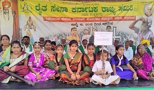 ಧರಣಿಯಲ್ಲಿ ಚಿಣ್ಣರು ಗಣರಾಜ್ಯೋತ್ಸವ ಪ್ರಯುಕ್ತ ಸ್ವಾತಂತ್ರ್ಯ ಹೋರಾಟಗಾರರ ವೇಷ ಧರಿಸಿ ಗಮನ ಸೆಳೆದರು