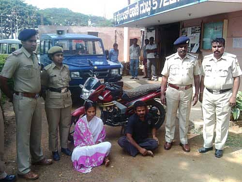 ಗುಬ್ಬಿ ತಾಲ್ಲೂಕು ಕೋಣಕಲ್ಲು ಗ್ರಾಮದಲ್ಲಿ ಈಚೆಗೆ ನಡೆದ ಮಹಿಳೆಯ ಕೊಲೆ ಪ್ರಕರಣ ಭೇದಿಸಿರುವ ಗುಬ್ಬಿ ಠಾಣೆ ಪೊಲೀಸರು ಇಬ್ಬರು ಆರೋಪಿಗಳನ್ನು ಬಂಧಿಸಿದ್ದಾರೆ. ಸಿಪಿಐ ವೆಂಕಟರಮಣಪ್ಪ, ಪಿಎಸ್‌ಐಗಳಾದ ಮಂಜುನಾಥ್‌, ವಿಜಯಕುಮಾರ್‌ ಇದ್ದಾರೆ.