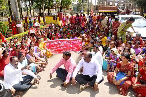 ಚಿಕ್ಕಮಗಳೂರು ನಗರದ ಜಿಲ್ಲಾ ಪಂಚಾಯಿತಿ ಕಚೇರಿ ಬಳಿ ಬೇಡಿಕೆ ಈಡೇರಿಸಲು ಒತ್ತಾಯಿಸಿ ಬಿಸಿಯೂಟ ಕಾರ್ಯಕರ್ತೆಯರು ಬುಧವಾರ ಧರಣಿ ನಡೆಸಿದರು.