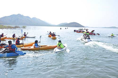 ಹಿರಿಯೂರು ತಾಲ್ಲೂಕಿನ ವಾಣಿ ವಿಲಾಸ ಜಲಾಶಯದ ಹಿನ್ನೀರಿನಲ್ಲಿ ಬುಧವಾರ ಯುವಕ–ಯುವತಿಯರಿಗೆ ಹಮ್ಮಿಕೊಂಡಿದ್ದ ಸಾಹಸ ಜಲಕ್ರೀಡೆಯಲ್ಲಿ ಪಾಲ್ಗೊಂಡ ಕ್ರೀಡಾಪಟುಗಳು