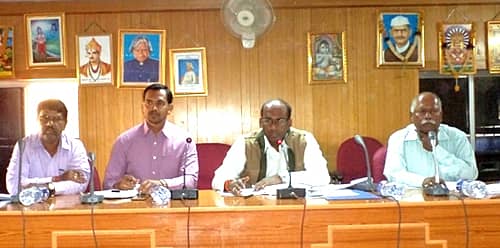 ಕುಡಿಯುವ ನೀರಿನ ಸಮಸ್ಯೆ ಕುರಿತು ಚರ್ಚಿಸಲು ಇಂಡಿ ಪಟ್ಟಣದ ತಾಲ್ಲೂಕು ಪಂಚಾಯ್ತಿ ಸಭಾಭವನದಲ್ಲಿ ನಡೆದ ಸಭೆಯಲ್ಲಿ ಜಿಲ್ಲಾಧಿಕಾರಿ ಡಿ.ರಂದೀಪ್ ಮಾತನಾಡಿದರು