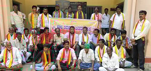 ಮದ್ದೂರು ತಾಲ್ಲೂಕಿನ ವಿಶ್ವೇಶ್ವರಯ್ಯ ನಾಲೆ ಹಾಗೂ ಕೆಮ್ಮಣ್ಣುನಾಲೆ ಕೊನೆ ವ್ಯಾಪ್ತಿಯ ರೈತರ ಜಮೀನುಗಳಿಗೆ ನೀರು ತಲುಪಿಸುವಲ್ಲಿ ಅಲಕ್ಷ್ಯ ವಹಿಸಿರುವ ಕಾವೇರಿ ನೀರಾವರಿ ನಿಗಮದ ಎಂಜಿನಿಯರ್ಗಳ ವಿರುದ್ಧ ರೈತರು ಬುಧವಾರ ಇಲ್ಲಿನ ಕಾವೇರಿ ನೀರಾವರಿ ನಿಗಮದ ಕಚೇರಿಗೆ ಮುತ್ತಿಗೆ ಹಾಕಿ ಪ್ರತಿಭಟನೆ ನಡೆಸಿದರು