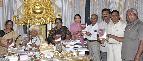 ಕಲಬುರ್ಗಿಯ ಗೋದುತಾಯಿ ಕಾಲೇಜಿನ ದೈಹಿಕ ಶಿಕ್ಷಣ ನಿರ್ದೇಶಕಿ ಪ್ರೊ.ಜಾನಕಿ ಹೊಸುರ ಬರೆದ ಹೈದ್ರಾಬಾದ್ ಕರ್ನಾಟಕದ ದೇಶಿಯ ಕ್ರೀಡೆಗಳು ಕೃತಿಯನ್ನು ಡಾ.ಶರಣಬಸವಪ್ಪ ಅಪ್ಪ ಬುಧವಾರ ಬಿಡುಗಡೆ ಮಾಡಿದರು