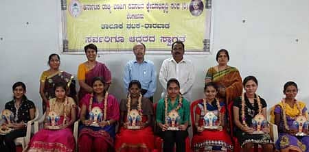 ಧಾರವಾಡದ ಬಣಜಿಗ ಭವನದಲ್ಲಿ ಬಣಜಿಗ ಸಮಾಜದ ಕ್ಷೇಮಾಭಿವೃದಿ ಸಂಘದ ವತಿಯಿಂದ ಭಾನುವಾರ ಪ್ರತಿಭಾವಂತ ವಿದ್ಯಾರ್ಥಿಗಳನ್ನು ಡಾ. ಜಯಶ್ರೀ ಕೊಲೊಳಗಿ ಸನ್ಮಾನಿಸಿದರು.