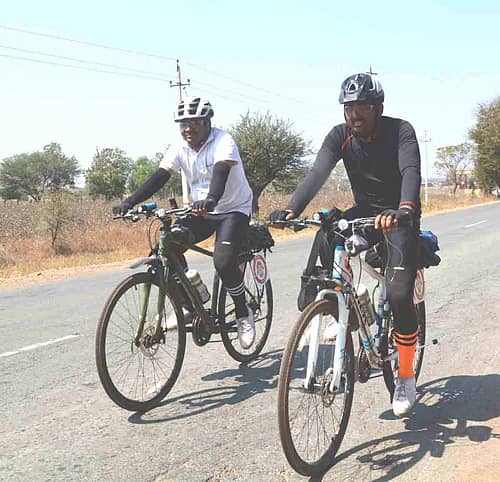 ಸೈಕಲ್‌ನಲ್ಲಿ ಜಾಗೃತಿ ಮೂಡಿಸುತ್ತಿರುವ ಯುವಕರು