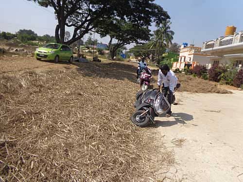 ಮುಳಬಾಗಲು ತಾಲ್ಲೂಕು ಆವಣಿ ಗ್ರಾಮದ ಮುಖ್ಯ ರಸ್ತೆಯಲ್ಲಿ ಜಾಗ ಬಿಡದಂತೆ ರಾಗಿ ಹುಲ್ಲನ್ನು ಹಾಕಿದ ಕಾರಣ ಕೋಲಾರದ ಗೋಪಾಲ್ ನಿಯಂತ್ರಣ ತಪ್ಪಿ ದ್ವಿಚಕ್ರ ವಾಹನದಿಂದ ಮುಗುಚಿ ಬಿದ್ದಿರುವುದು.