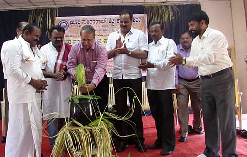 ಶಿರ್ವದ ಮುಲ್ಕಿ ಸುಂದರರಾಮ ಶೆಟ್ಟಿ ಕಾಲೇಜಿನಲ್ಲಿ ‘ಜಾನಪದ ಮಹಾಕಾವ್ಯಗಳು’ ಸಾಂಸ್ಕೃತಿಕ ಮುಖಾಮುಖಿ ಎಂಬ ಪರಿಕಲ್ಪನೆಯ ಹಿನ್ನೆಲೆಯಲ್ಲಿ ನಡೆದ ಯುಜಿಸಿ ಪ್ರಾಯೋಜಿತ ವಿಚಾರ ಸಂಕಿರಣವನ್ನು ಪ್ರೊ.ವಿವೇಕ ರೈ ಬುಧವಾರ ಉದ್ಘಾಟಿಸಿದರು.