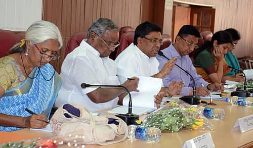 ಮಹಿಳೆಯರ ಮತ್ತು ಮಕ್ಕಳ ಮೇಲಿನ ದೌರ್ಜನ್ಯ, ಅತ್ಯಾಚಾರ ಪ್ರಕರಣ ನಿಯಂತ್ರಿಸುವ, ಸರ್ಕಾರಕ್ಕೆ ವರದಿ ನೀಡುವ ತಜ್ಞರ ಸಮಿತಿ ಬೆಳಗಾವಿಯಲ್ಲಿ ಶುಕ್ರವಾರ ಏರ್ಪಡಿಸಿದ್ದ ಸಭೆಯಲ್ಲಿ ಸಮಿತಿಯ ಅಧ್ಯಕ್ಷ ವಿ.ಎಸ್. ಉಗ್ರಪ್ಪ ಮಾತನಾಡಿದರು