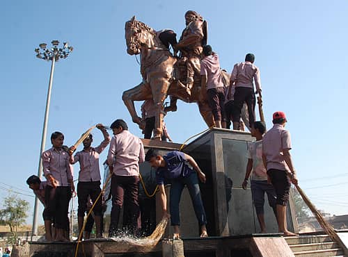 ವಿಜಯಪುರ ನಗರದ ಶಿವಾಜಿ ಚೌಕ್‌ನಲ್ಲಿನ ಪುತ್ಥಳಿಯನ್ನು ಶುಕ್ರವಾರ ಸ್ವಚ್ಛಗೊಳಿಸಿದ ಎನ್‌ಎಸ್‌ಎಸ್‌ ವಿದ್ಯಾರ್ಥಿಗಳು
