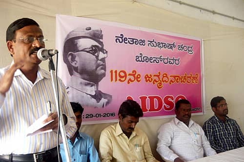 ಯಾದಗಿರಿಯ ಚಂದ್ರಶೇಖರ ಪದವಿ ಕಾಲೇಜಿನಲ್ಲಿ ಶುಕ್ರವಾರ ಆಯೋಜಿಸಿದ್ದ ನೇತಾಜಿ ಜಯಂತ್ಯುತ್ಸವದಲ್ಲಿ ಗುಲ್ಬರ್ಗ ವಿಶ್ವವಿದ್ಯಾಲಯದ ಪ್ರಾಧ್ಯಾಪಕ ಡಾ. ರಮೇಶ ಲಂಡನ್ಕರ್ ಮಾತನಾಡಿದರು