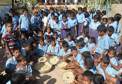 ಯಲಬುರ್ಗಾ ತಾಲ್ಲೂಕು ತುಮ್ಮರಗುದ್ದಿ ಪ್ರಾಥಮಿಕ ಶಾಲೆ ವಿದ್ಯಾರ್ಥಿಗಳು ಕಳಪೆ ಬಿಸಿಯೂಟ ವಿರೋಧಿಸಿ ಆಹಾರ ಪ್ರದರ್ಶಿಸಿ ಶುಕ್ರವಾರ ಪ್ರತಿಭಟಿಸಿದರು