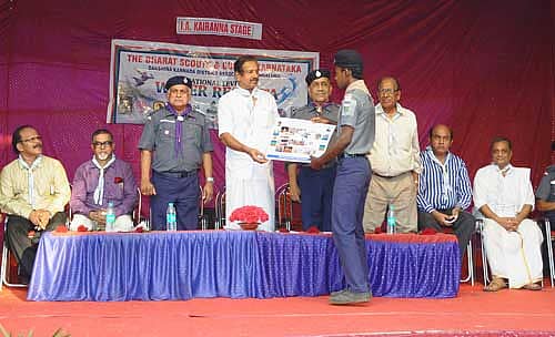 ಮೂಲ್ಕಿ ಕೊಳಚಿಕಂಬಳದ ಮಂತ್ರ ಸರ್ಫ್್ ಕ್ಲಬ್ನಲ್ಲಿ ಕಳೆದ ನಾಲ್ಕು ದಿನಗಳಿಂದ ನಡೆದ ರೋವರ್ಸ್ ಮತ್ತು ರೇಂಜರ್ಸ್ ರಾಷ್ಟ್ರ ಮಟ್ಟದ ಜಲಸಾಹಸ ಶಿಬಿರದ ಸಮಾರೋಪ ಸಮಾರಂಭದಲ್ಲಿ ಶಿಬಿರಾರ್ಥಿಗಳಿಗೆ ಸನ್ಮಾನ ಪತ್ರ ವಿತರಿಸಲಾಯಿತು.