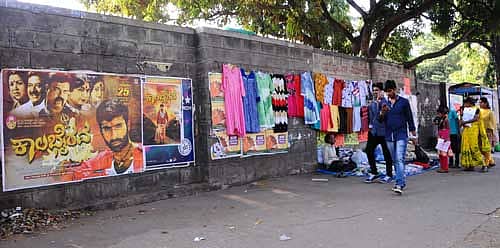 ಸರ್ಕಾರಿ ಎಂಪ್ರೆಸ್‌ ಕಾಲೇಜು ಎದುರಿನ ಗೋಡೆಗೆ ಅಂಟಿ ಹಾಕಿರುವ ಸಿನಿಮಾ ಪೋಸ್ಟರ್‌.