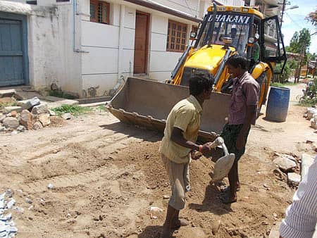 ಬೀರೂರು ಪಟ್ಟಣದ ಕೋಡಿಹಳ್ಳಿ ರಸ್ತೆ ಸಮೀಪ ಯುಜಿಡಿ ಕಾಮಗಾರಿಯಲ್ಲಿ ತೊಡಗಿರುವುದು.