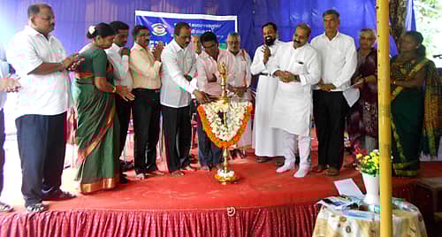 ಬ್ರಹ್ಮಾವರ ಬಳಿಯ ಉಪ್ಪೂರು ತೆಂಕಬೆಟ್ಟಿನ ಅಮ್ಮಂಜೆಯಲ್ಲಿ ಮಂಗಳವಾರ ಅಮ್ಮುಂಜೆ ಹಾಲು ಉತ್ಪಾದಕರ ಸಹಕಾರಿ ಸಂಘ ಕ್ಷೀರಸೌಧವನ್ನು ದಕ್ಷಿಣ ಕನ್ನಡ ಹಾಲು ಉತ್ಪಾದಕರ ಒಕ್ಕೂಟದ ಅಧ್ಯಕ್ಷ ರವಿರಾಜ್ ಹೆಗ್ಡೆ ಕೊಡವೂರು ಉದ್ಘಾಟಿಸಿದರು. ರಘುಪತಿ ಭಟ್, ಡೇವಿಡ್ ಕ್ರಾಸ್ತಾ, ವೆರೋನಿಕಾ ಕರ್ನೆಲಿಯೋ, ಮಲ್ಲಿಕಾ ಅಶೋಕ್, ಭಾಸ್ಕರ್ ಡಿ ಶೆಟ್ಟಿ ಮತ್ತಿತರರು ಇದ್ದರು.