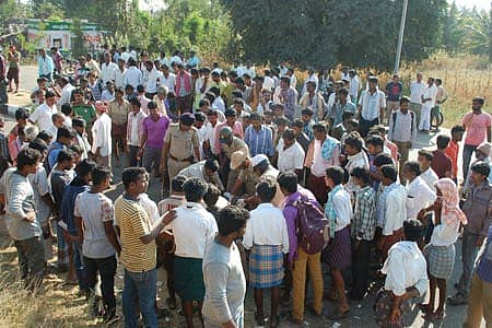 ಶಿರಾ ಸಮೀಪ ಸಂಭವಿಸಿದ ರಸ್ತೆ ಅಪಘಾತದಲ್ಲಿ ಗಾಯಗೊಂಡವರನ್ನು ಪೊಲೀಸರು ಆಸ್ಪತ್ರೆಗೆ ಸಾಗಿಸಿದರು
