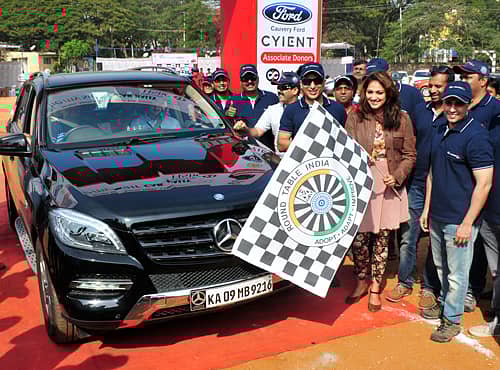 ಮೈಸೂರಿನ ಜಯಲಕ್ಷ್ಮೀಪುರಂನಲ್ಲಿರುವ ಮಹಾಜನ ಕಾಲೇಜು ಮೈದಾನದಲ್ಲಿ ಭಾನುವಾರ ಕಾರ್ ರ್‌್ಯಾಲಿಗೆ ನಟಿ ಹರಿಪ್ರಿಯಾ ಚಾಲನೆ ನೀಡಿದರು