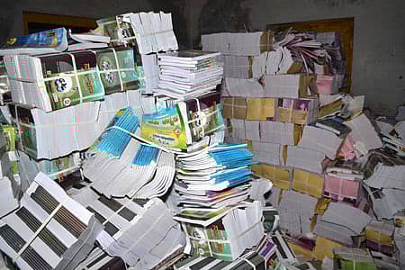 ಯಾದಗಿರಿಯ ಕ್ಷೇತ್ರ ಶಿಕ್ಷಣಾಧಿಕಾರಿಗಳ ಕಚೇರಿಯಲ್ಲಿ ಸಂಗ್ರಹಿಸಿರುವ ಪಠ್ಯಪುಸ್ತಕಗಳು