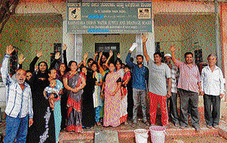 ರಾಮನಗರದ ರೆಹಮಾನಿಯಾ ನಗರದಲ್ಲಿ ಜಲಮಂಡಳಿ ಸರಿಯಾಗಿ ನೀರು ಪೂರೈಸುತ್ತಿಲ್ಲ ಎಂದು ಆರೋಪಿಸಿ ಅಲ್ಲಿನ ನಿವಾಸಿಗಳು ಸೋಮವಾರ ಜಲಮಂಡಳಿ ಕಚೇರಿಗೆ ಮುತ್ತಿಗೆ ಹಾಕಿ ಪ್ರತಿಭಟಿಸಿದರು